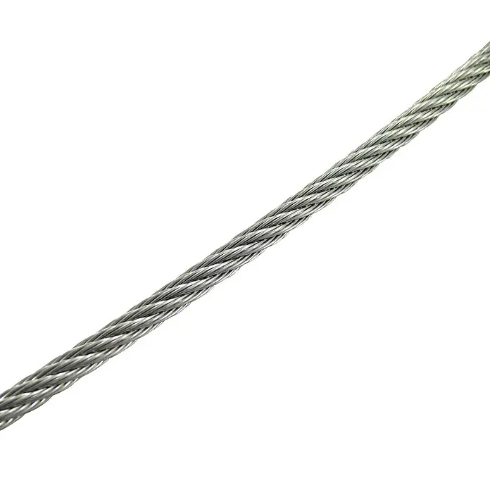 Marinetech Cable metálico a metros - Diámetro: 5 mm, Acero inoxidable, Trenzado 7 x 19 - Primer plano de un cable de acero plateado con su textura y construcción claramente visibles sobre un fondo negro.