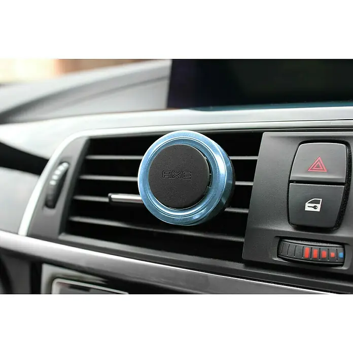 Axe Autoduft Mini Vent - Ice Chill, Einhängen, 30 Tage - Detailaufnahme einer Auto-Halterung von AXE im Lüftungsschlitz, glänzendes Blau umrandet das schwarze Pad mit Logo.