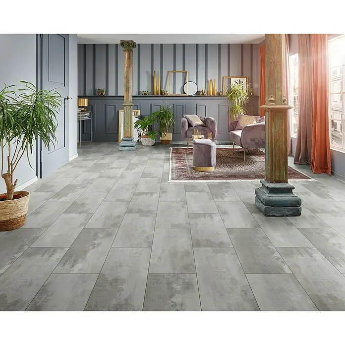 LOGOCLIC Vinylbodenmuster ElementPro Sharky Tiles - 185 x 295 x 5 mm, Steinoptik - Einladender Raum mit hellgrauem Steinfliesenboden, der dem Raum ein modernes und stilvolles Aussehen verleiht. Die hellen Farben lassen den Raum größer wirken.