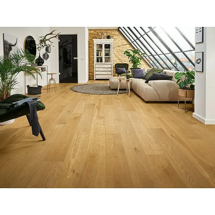 LOGOCLIC Hartvinylboden ElementPro Lucky Star - 1.210 x 234 x 5 mm, Landhausdiele, Lucky Star - Eine Nahaufnahme eines Wohnzimmers mit Holzboden, der die natürliche Maserung und Farbe des Bodens hervorhebt. Das Interieur ist modern und einladend.