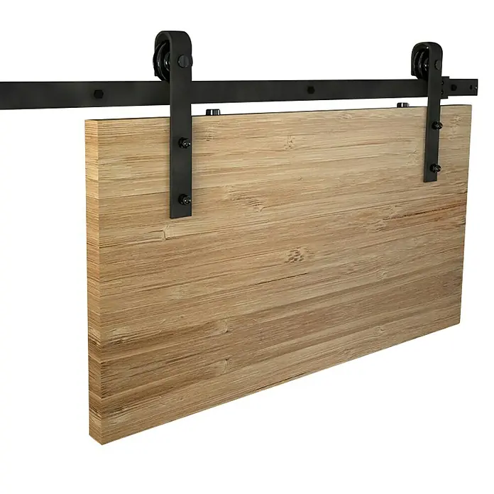 Valcomp by Mantion Schiebetürbeschlag Rocline200 cm, Traglast: 100 kg - Eine Schiebetür aus Holz mit schwarzen Beschlägen an einer schwarzen Metallschiene, die für einen modernen oder rustikalen Look sorgt.