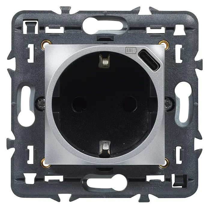 Legrand Valena Next Enchufe con USB - Aluminio, Metal, 16 A - Primer plano de un enchufe Legrand con puerto USB-C y centro negro, rodeado por una placa frontal gris.