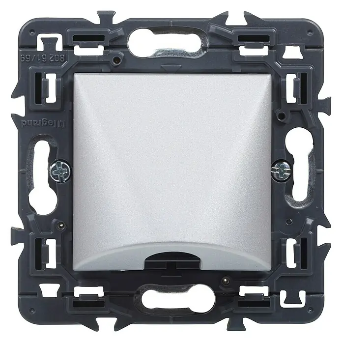 Legrand Valena Next Pasacables - Aluminio, Diámetro: 12 mm - Primer plano de un interruptor Legrand con botón plateado y marco gris, fijado con dos tornillos.