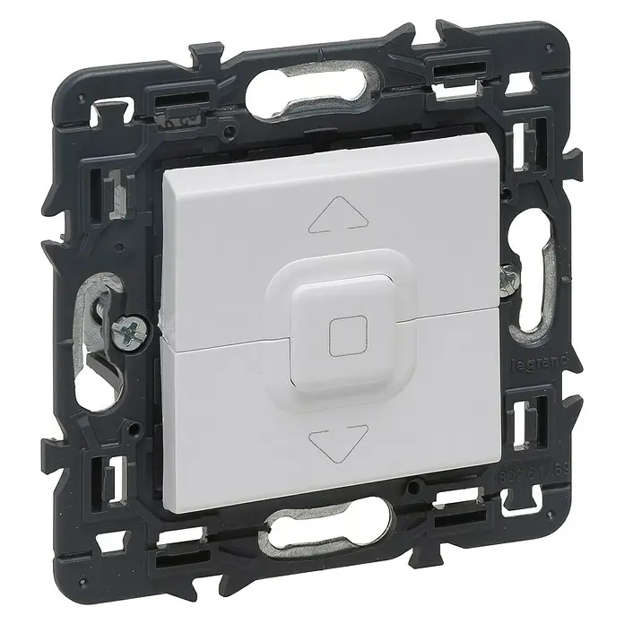 Legrand Valena Next Interruptores para persianas - Blanco, Montaje en superficie - Primer plano de un interruptor de persiana enrollable Legrand en blanco con flechas para su funcionamiento, en un soporte gris.
