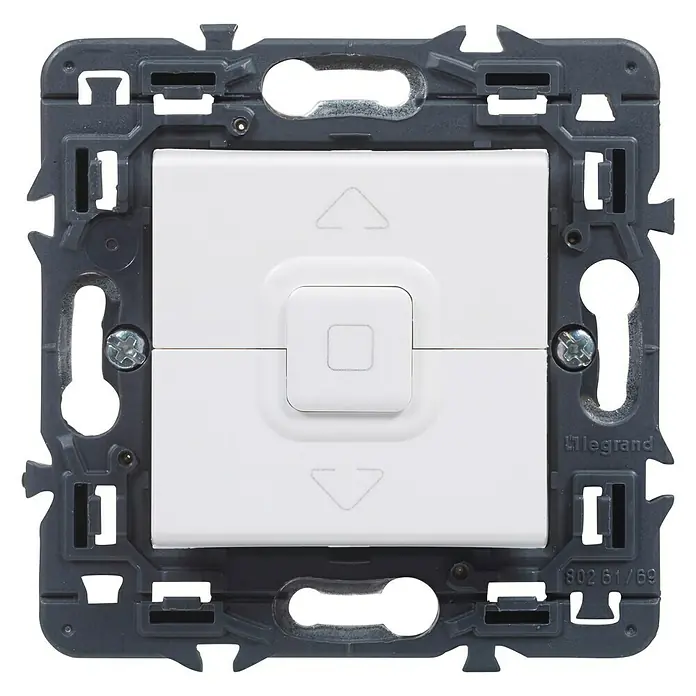 Legrand Valena Next Interruptores para persianas - Blanco, Montaje en superficie - Primer plano de un interruptor de persiana Legrand con flechas para control, ideal para una fácil operación.