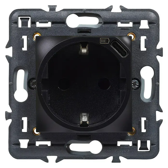 Legrand Valena Next Enchufe con USB - Negro, Metal, 16 A - Enchufe negro con puerto USB-C para cargar dispositivos fácil y rápidamente. Ideal para hogares y oficinas modernos.