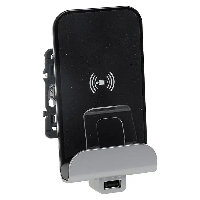 Legrand Valena Next Cargador por inducción + USB - Aluminio - Primer plano de una estación de carga inalámbrica negra con un puerto USB. La estación de carga tiene un símbolo de carga.
