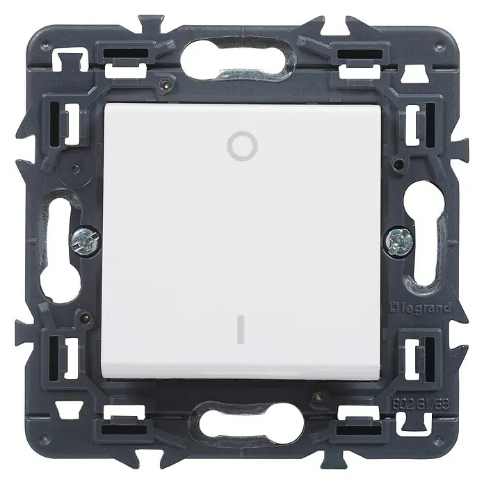 Legrand Valena Next Conmutador Bipolar - Blanco, Brillante, Montaje en la pared, 16 A - Primer plano de un interruptor de luz Legrand con botón blanco y marco gris. El dispositivo está diseñado para montaje en pared.