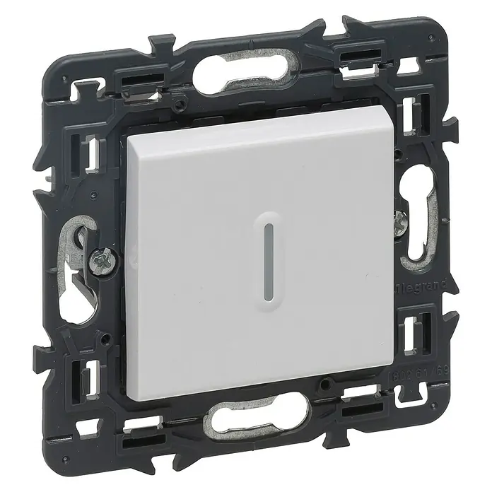 Legrand Valena Next Conmutador con luz - Blanco, Plástico, 10 A - Primer plano de un interruptor de luz Legrand, que muestra un diseño simple y moderno con un botón blanco y un marco gris.