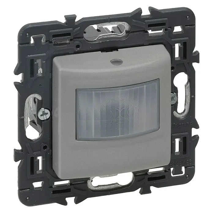 Legrand Valena Next Detector de movimiento por infrarrojos Eco - Aluminio - Primer plano de un sensor de movimiento Legrand para instalación en interruptor de pared.