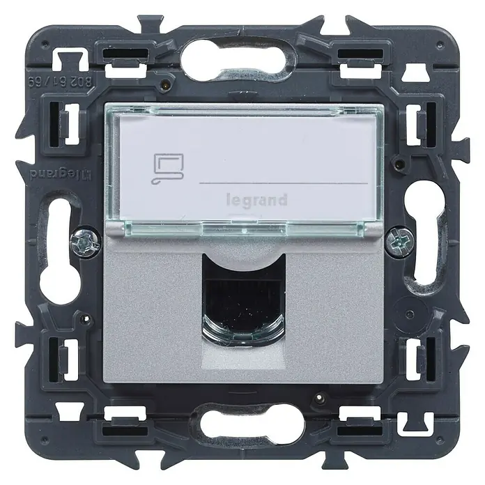 Legrand Valena Next Toma de red RJ45 - Aluminio, x 1, Metal, Instalar - Primer plano de una toma de pared Legrand RJ45 con conexión CAT6 y campo de etiquetado para una fácil instalación de red.