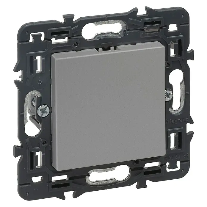 Legrand Valena Next Tapa para mecanismo - Aluminio, Metal, Montaje en la pared - Primer plano de un interruptor de luz Legrand gris con placa de montaje, diseñado para la instalación en interiores.