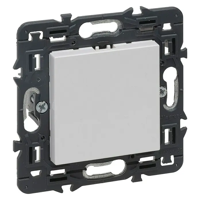 Legrand Valena Next Tapa para mecanismo - Blanco, Metal, Montaje en la pared - Primer plano de un interruptor Legrand blanco con marco gris. Ideal para instalaciones eléctricas domésticas.