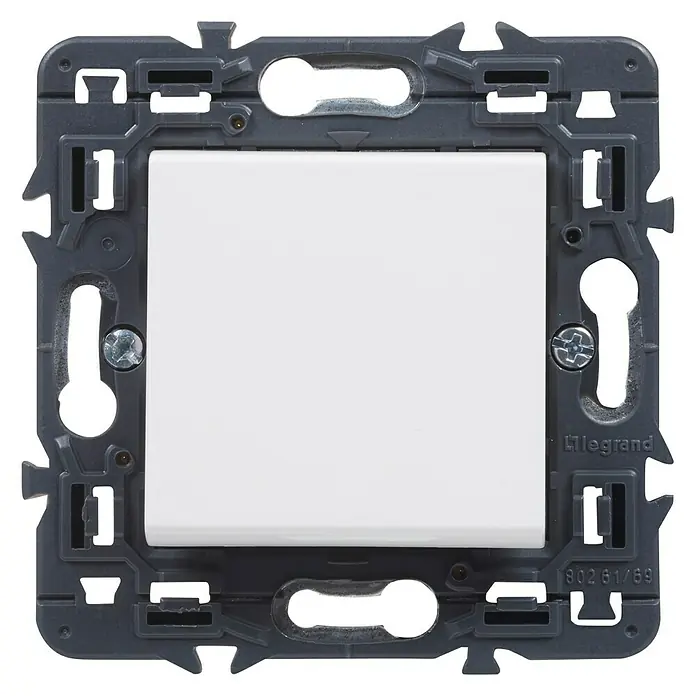 Legrand Valena Next Tapa para mecanismo - Blanco, Metal, Montaje en la pared - Primer plano de un interruptor de luz Legrand con marco gris y botón cuadrado blanco.