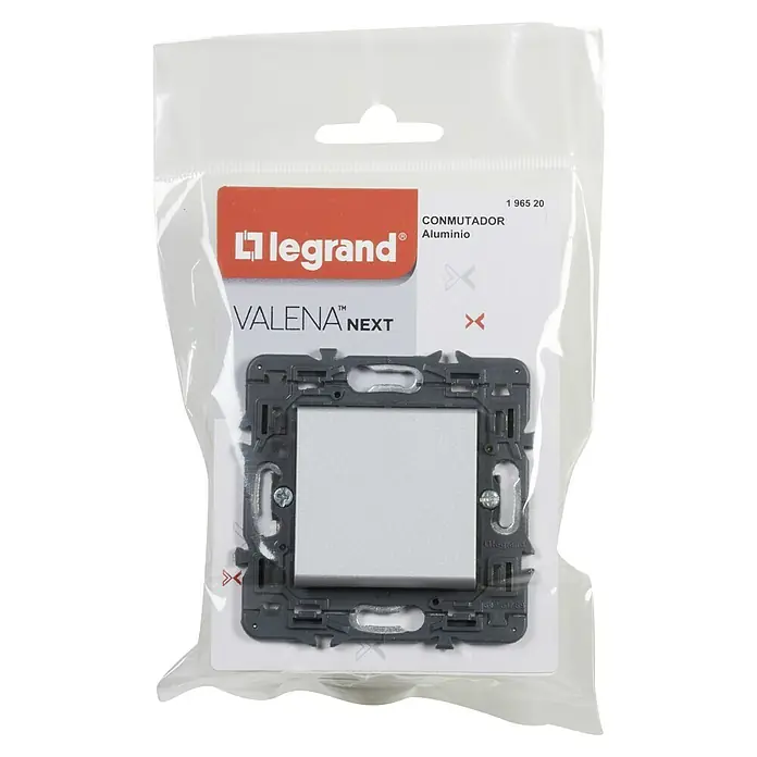 Legrand Valena Next Conmutador - Aluminio, Instalar, Plástico, 10 A - Primer plano de un interruptor de luz Legrand Valena Next en aluminio, empaquetado en un embalaje de plástico transparente.