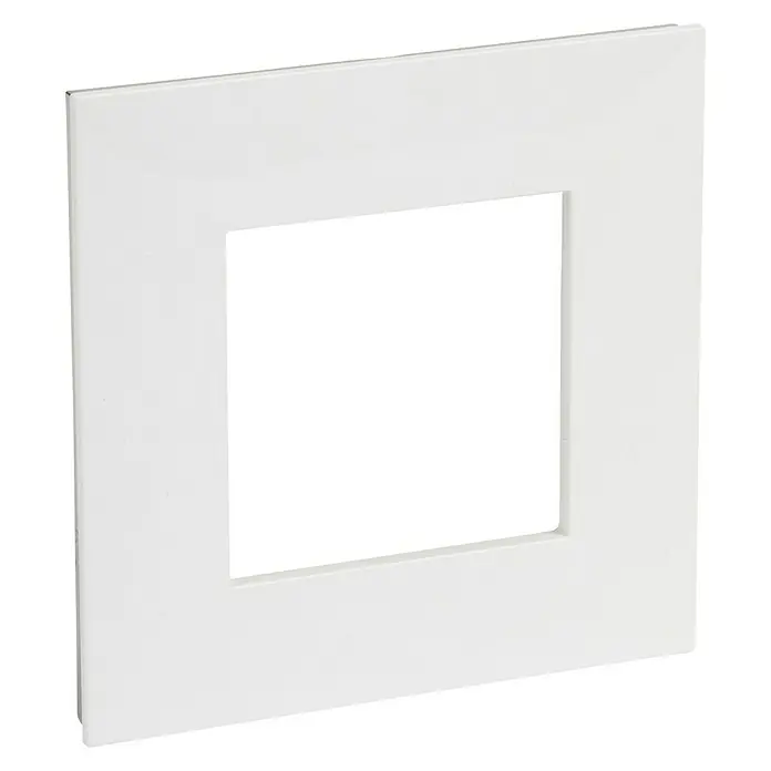 Legrand Valena Next Marco - Blanco/Cromado, Modelo de mecanismos: x 1, Plástico, Instalar - Un marco de interruptor de luz cuadrado blanco. El marco es elegante y moderno, ideal para cualquier interior.