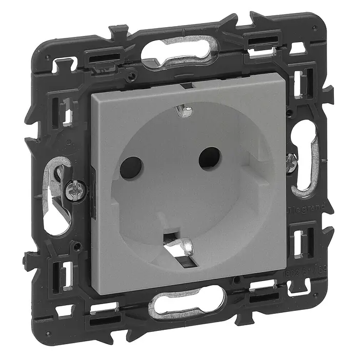Legrand Valena Next Enchufe - Aluminio, Plástico, Instalar - Primer plano de un enchufe eléctrico LeGrand, que muestra un diseño elegante y funcionalidad para espacios habitables modernos.