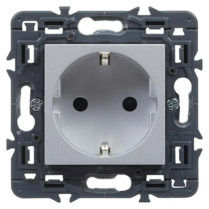 Legrand Valena Next Enchufe - Aluminio, Plástico, Instalar - Primer plano de un enchufe de alimentación Legrand con placa frontal plateada rodeada por un marco gris para montaje en pared.