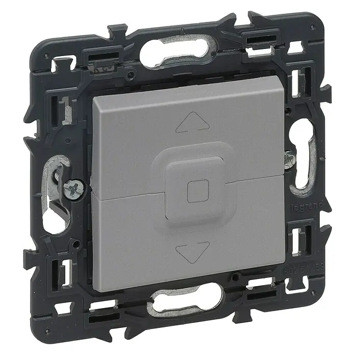 Legrand Valena Next Interruptores para persianas - Aluminio, Montaje en superficie - Primer plano de un interruptor de control de persianas Legrand, ideal para la domótica moderna y un funcionamiento intuitivo.