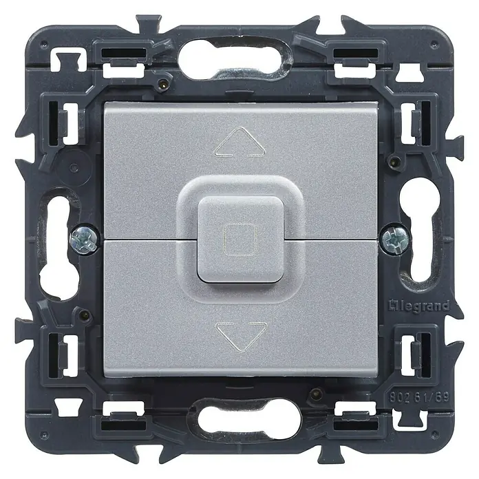 Legrand Valena Next Interruptores para persianas - Aluminio, Montaje en superficie - Primer plano de un interruptor Legrand para el control de persianas enrollables con flechas arriba y abajo sobre un fondo gris.
