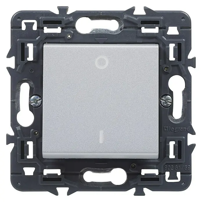 Legrand Valena Next Conmutador Bipolar - Aluminio, Brillante, Montaje en la pared, 16 A - Primer plano de un interruptor de luz Legrand, que muestra funcionalidad y diseño moderno en gris.