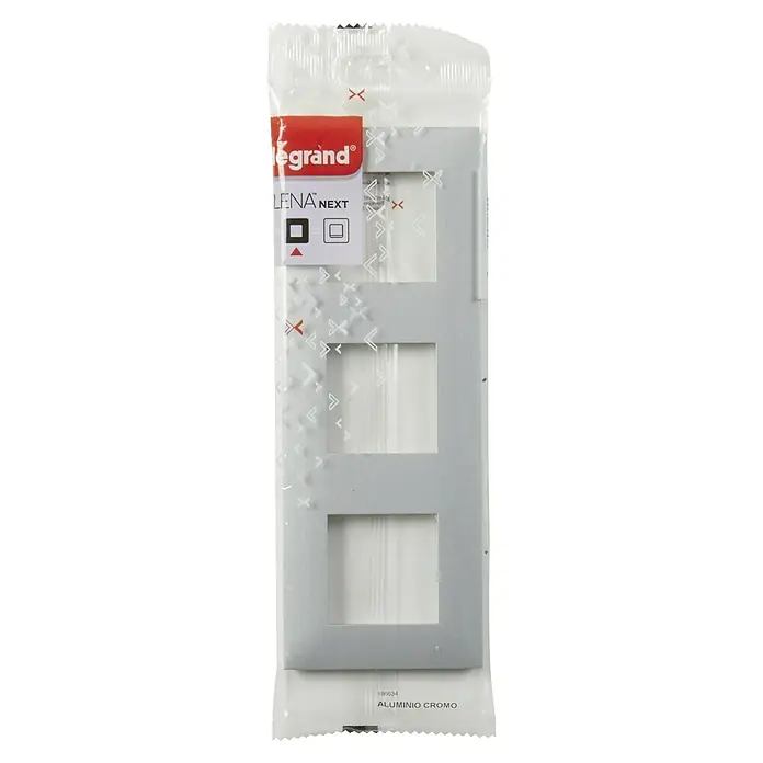 Legrand Valena Next Marco - Aluminio/Cromo, Modelo de mecanismos: x 3, Plástico, Colocar - Primer plano de una tapa de marco Legrand "Lena Next" en aspecto de aluminio cromado, empaquetada en film protector transparente.