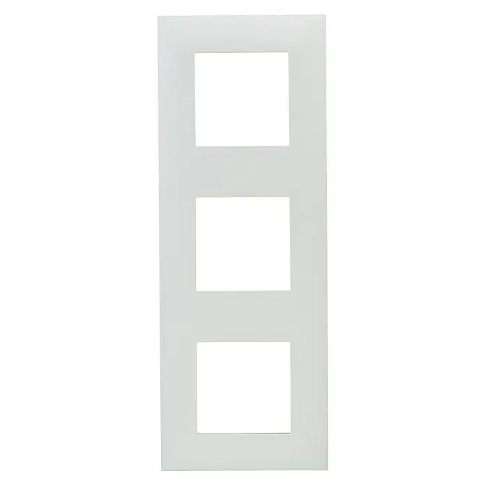 Legrand Valena Next Marco - Aluminio/Cromo, Modelo de mecanismos: x 3, Plástico, Colocar - Una tapa de interruptor de luz triple blanca, perfecta para añadir un toque elegante a sus accesorios eléctricos. Su diseño encaja en interiores modernos.