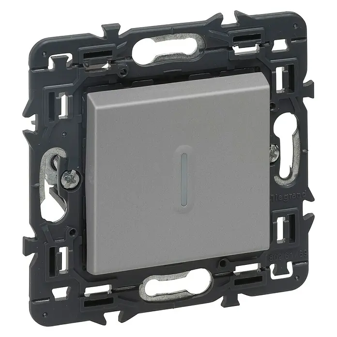 Legrand Valena Next Conmutador con luz - Aluminio, Plástico, 10 A - Primer plano de un interruptor de luz Legrand gris sobre un fondo negro.