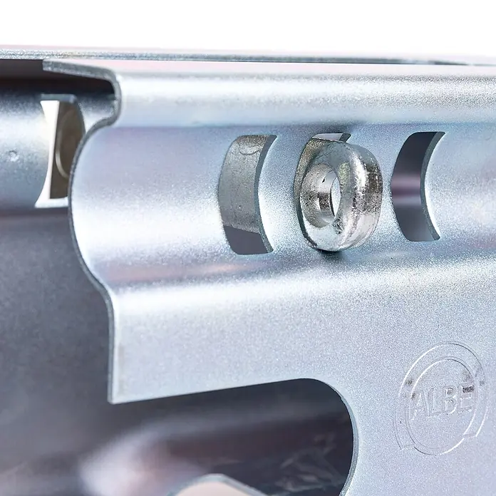 Stema Diebstahlsicherung Safety-Box XL - Geeignet für: Anhänger, Im Fahrbetrieb verwendbar, Aluminium, Verzinkt - Nahaufnahme eines AL-BE Anhängers mit einer Metallsicherung, die durch eine Öse befestigt ist, Fokus auf das Befestigungselement.