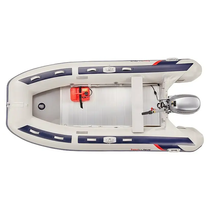 Honda Marine Schlauchboot T35-AE3 - L x B: 353 x 171 cm, Geeignet für: Max. 5 Personen, Nutzlast: 700 kg - Ansicht von oben eines weißen und blauen Schlauchboots mit einem roten Kraftstoffkanister und einem Honda-Außenbordmotor.