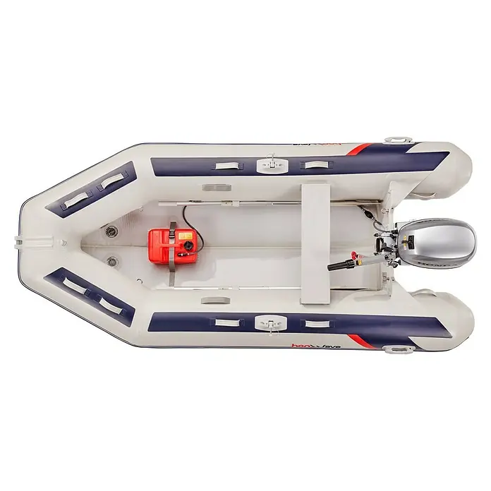Honda Marine Schlauchboot T32-IE3 - L x B: 320 x 154 cm, Geeignet für: Max. 4 Personen, Nutzlast: 735 kg - Draufsicht auf ein Schlauchboot mit Motor. Ideal für Wassersport und Freizeitaktivitäten auf dem See.