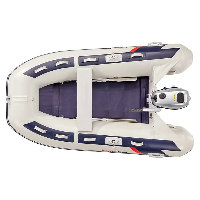 Honda Marine Schlauchboot T25-SE3 - L x B: 250 x 156 cm, Geeignet für: 2 Personen, Nutzlast: 250 kg - Draufsicht eines aufblasbaren Schlauchbootes mit Motor und Rudern. Das Boot ist weiß mit blauen Akzenten und bereit für den Einsatz auf dem Wasser.