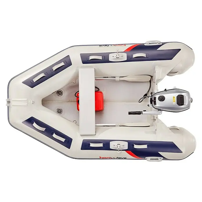 Honda Marine Schlauchboot T24-IE3 - L x B: 240 x 154 cm, Geeignet für: 3 Personen, Nutzlast: 400 kg - Ansicht eines weißen Schlauchboots mit blauem Akzent und einem silbernen Motor, ideal für Wassersport und Freizeitaktivitäten.