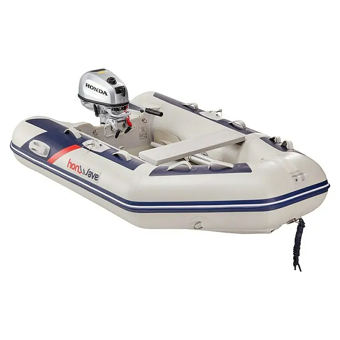 Honda Marine Schlauchboot T24-IE3 - L x B: 240 x 154 cm, Geeignet für: 3 Personen, Nutzlast: 400 kg - Ein weißes Honwave-Schlauchboot mit blauem Streifen und einem Honda-Motor am Heck für Wassersport und Freizeitvergnügen.