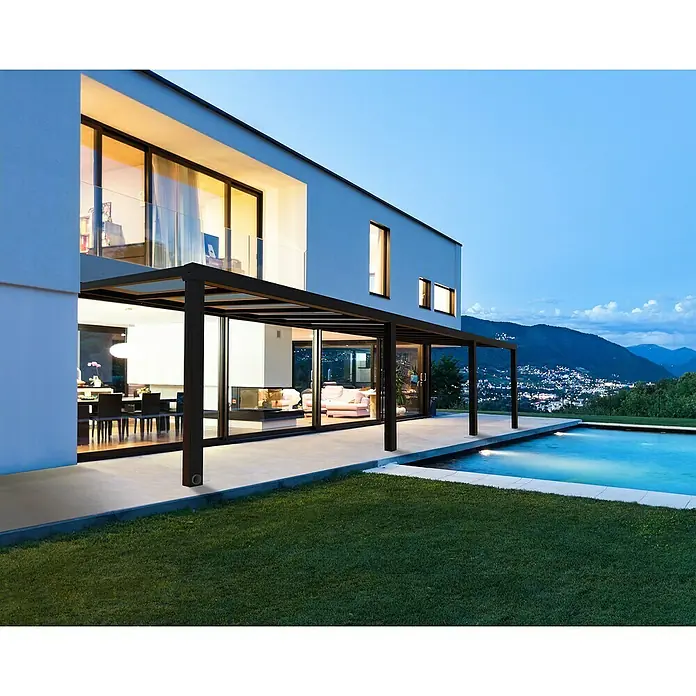 Palram – Canopia Terrassenüberdachung Stockholm - B x T: 950 x 340 cm, Anthrazitgrau, Polycarbonat - Luxuriöses Haus mit moderner Pergola und Pool, ideal für stilvolle Entspannung im Freien. Die Pergola bietet Schatten und Eleganz.