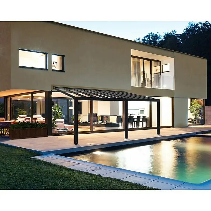 Palram – Canopia Terrassenüberdachung Stockholm - B x T: 810 x 340 cm, Anthrazitgrau, Polycarbonat - Ein modernes Haus mit einer stilvollen Pergola am Pool. Die Pergola bietet Schatten und einen eleganten Rahmen für den Außenbereich.