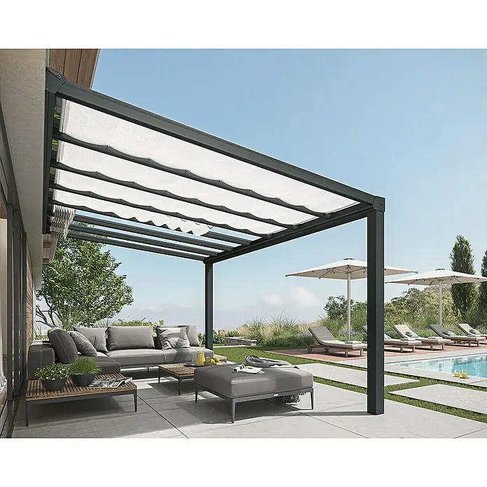 Palram – Canopia Techo de repuesto Stockholm - Blanco, 5 ud., Específico para: Pérgola Stockholm 340x370 - Una pérgola moderna con techo de tela sombreada y muebles de exterior elegantes junto a una piscina.