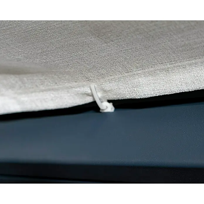 Palram – Canopia Techo de repuesto Stockholm - Blanco, 5 ud., Específico para: Pérgola Stockholm 340x370 - Primer plano de una cortina con un pequeño clip blanco para colgar, ofreciendo un sutil acento a la textura de la tela.