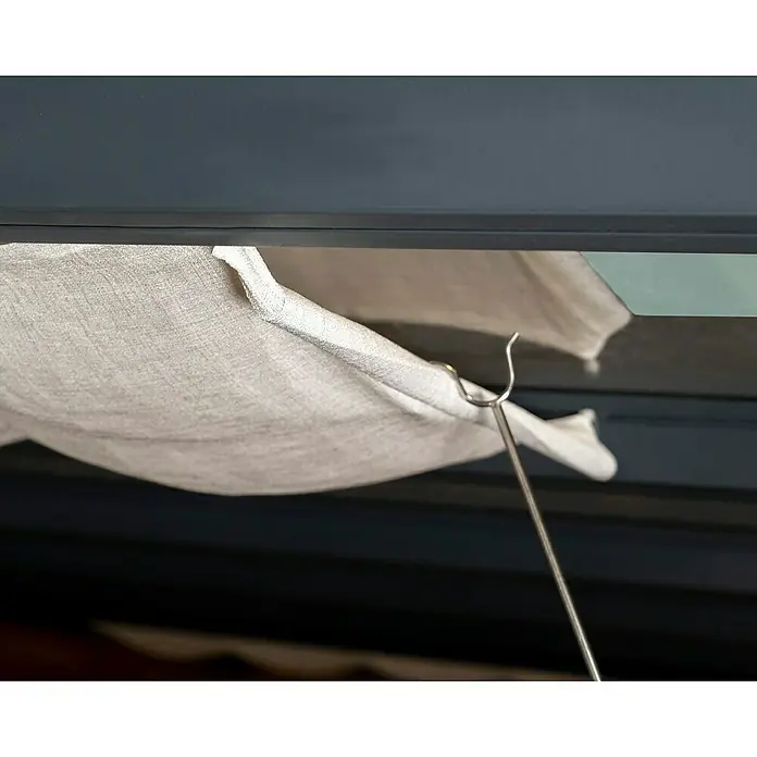 Palram – Canopia Techo de repuesto Stockholm - Blanco, 5 ud., Específico para: Pérgola Stockholm 340x370 - Primer plano de una cortina blanca sujeta a una barra de cortina plateada con ganchos, bajo un techo oscuro.