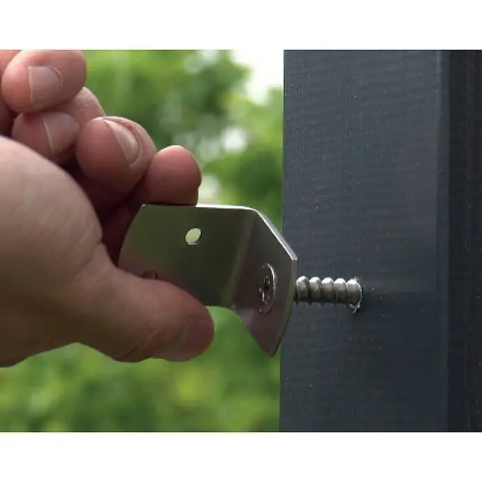 Cerland Juego de escuadras para vallas - Acero, 4 ud. - Primer plano de una persona que sujeta un soporte angular a un poste de madera con un tornillo.