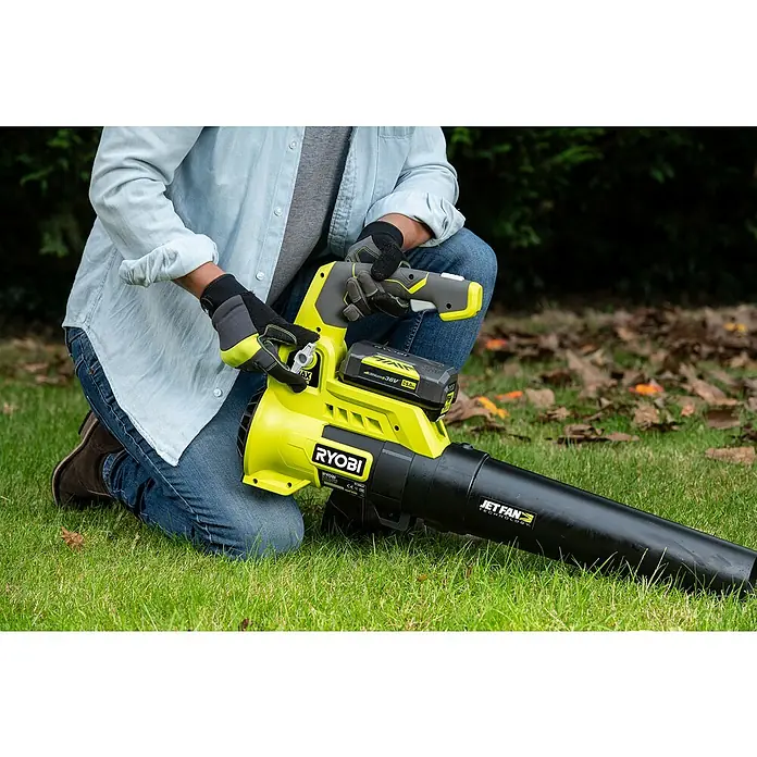 Ryobi Akku-Laubbläser RY36BLA-0 - 36 V, Ohne Akku, Blasgeschwindigkeit: 152 km/h, Blasleistung: 14,86 m³/min - Eine Person bedient einen gelben und schwarzen Ryobi Akku-Laubbläser im Garten. Der Laubbläser verfügt über die Jet Fan Technologie für effizientes Arbeiten.