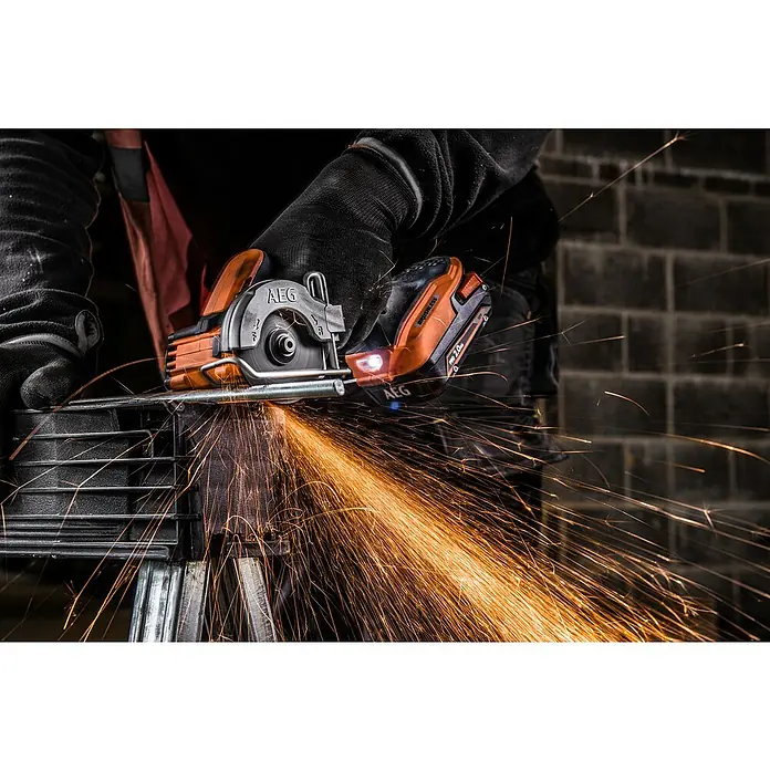 AEG Pro 18V Akku-Trennschleifer BMMS18SBL-0 - 18 V, Ohne Akku - Akku-Kreissäge AEG im Einsatz, die Funken sprüht, während sie durch ein Metallstück schneidet, ideal für Heimwerker und Profis.