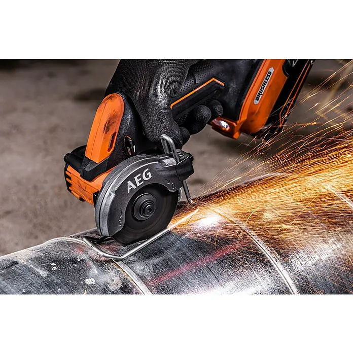 AEG Pro 18V Akku-Trennschleifer BMMS18SBL-0 - 18 V, Ohne Akku - Das AEG Akku-Trenngerät schneidet durch ein Metallrohr und erzeugt dabei helle Funken. Perfekt für Metallarbeiten mit hoher Präzision.