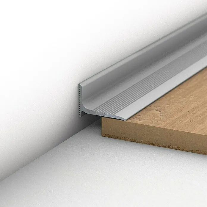 LOGOCLIC Abschlussprofil 290 - Silber, 1 m x 20 mm x 13 mm, Montageart: Kleben - Metallprofilabdeckung zum Schutz einer Holzkante an einer Wand. Das Profil ist silbern und hat eine gerippte Oberfläche.