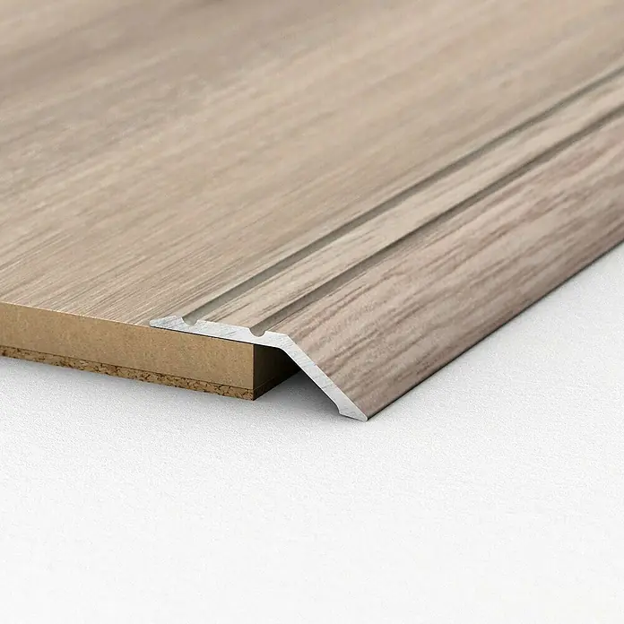 LOGOCLIC Abschlussprofil 146 - Eiche Grau, 0,9 m x 32 mm - Detailaufnahme einer Übergangsschiene für Laminatböden, die einen sauberen und ästhetischen Übergang zwischen zwei Bodenbelägen schafft.