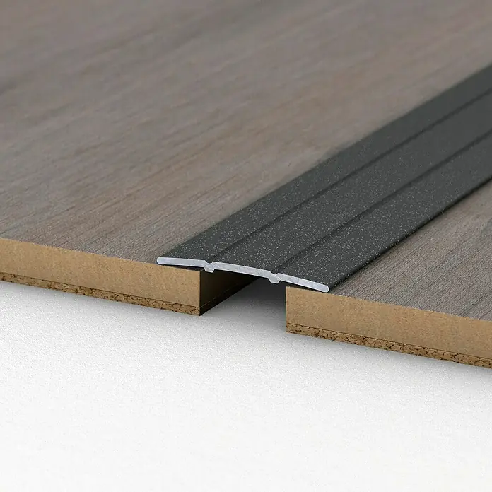 LOGOCLIC Übergangsprofil 132 - Anthrazit Metallic, 1 m x 38 mm x 2,5 mm, Montageart: Kleben - Detailaufnahme eines grauen Übergangsprofils zwischen zwei Holzfußböden.