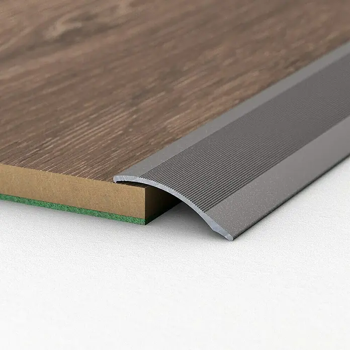 LOGOCLIC Anpassprofil 138 - Grau Metallic, 1 m x 38 mm, Montageart: Kleben - Profilleiste für Bodenbeläge in Silber mit geriffelter Oberfläche zur sicheren Verbindung verschiedener Bodenhöhen.