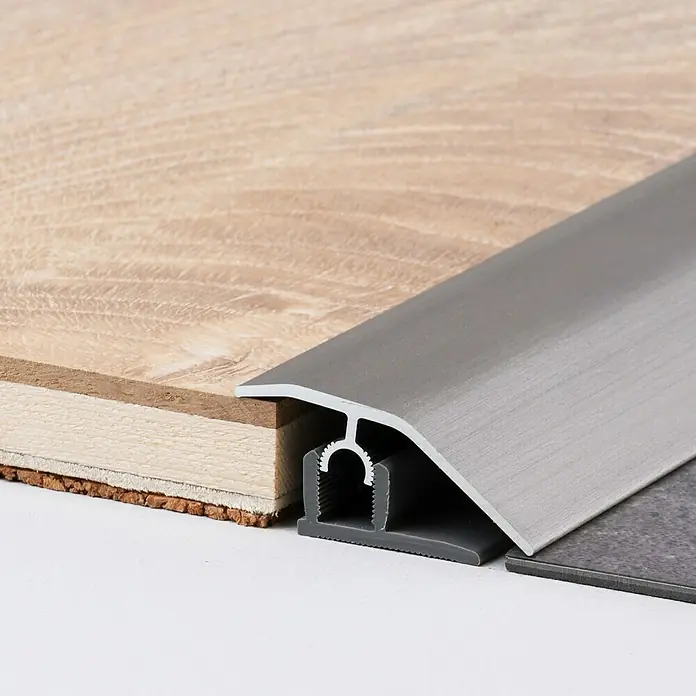 LOGOCLIC Anpassprofil 307 - Aluminium gebürstet, 0,9 m x 44 mm, Montageart: Stecken - Profilleiste aus Aluminium, Übergang zwischen Holzboden und Fliesen. Das Profil ist grau und verbindet zwei unterschiedliche Bodenbeläge.