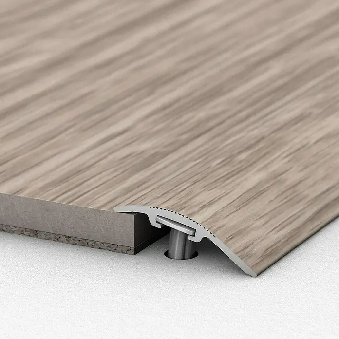 LOGOCLIC Anpassprofil 205 - Eiche Grau, 0,9 m x 37 mm, Montageart: Schrauben - Bodenprofil aus Aluminium, das zwei Bodenbeläge unterschiedlicher Höhe verbindet und einen sauberen Übergang schafft.