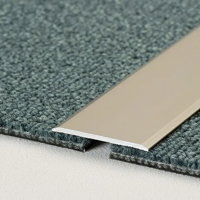 LOGOCLIC Übergangsprofil 115 - Edelstahl matt, 1 m x 40 mm x 2 mm, Montageart: Kleben - Profil zum Verbinden von zwei Teppichböden. Das Metallprofil in Goldgelb sorgt für einen sauberen Übergang zwischen den Teppichen.